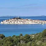 Sea View Apartment *