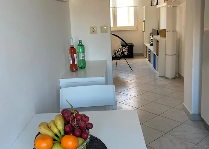 Sea View Apartment *